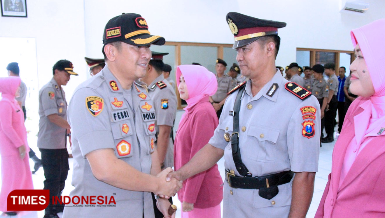Kapolres Bondowoso AKBP Febriansyah (kiri). (FOTO: Moh Bahri/TIMES Indonesia) 