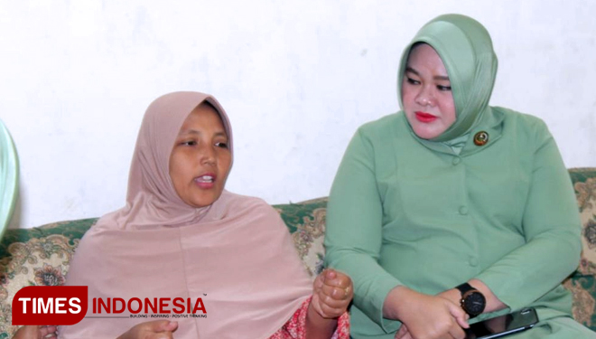 Ketua Persit KCK Cabang XXXII Ny. Dewi Berikan Semangat dan Motivasi untuk kesembuhan Ny. Supiati. (FOTO: AJP TIMES Indonesia)