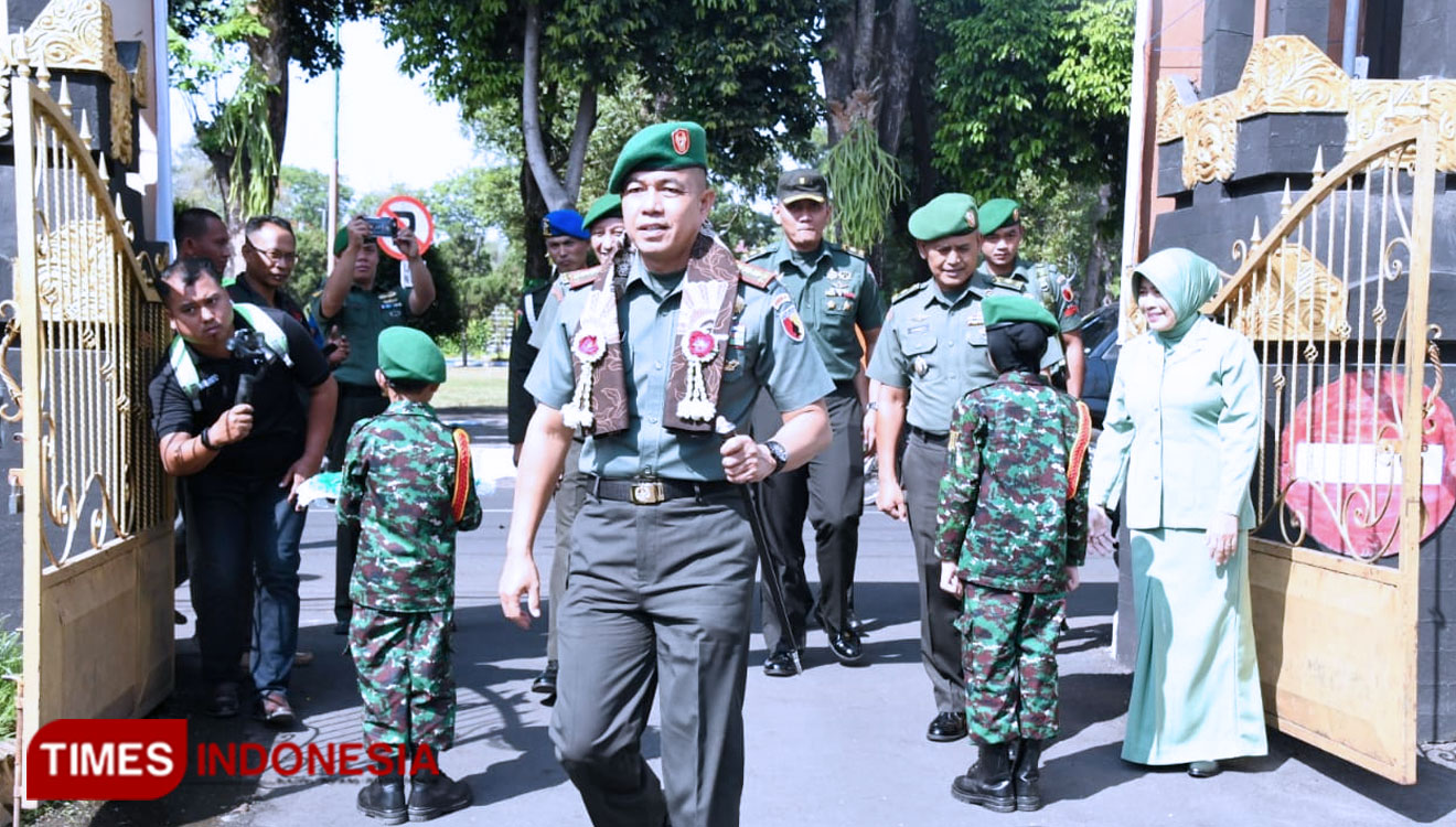 Danrem 083/Bdj Kolonel Inf Zainuddin saat tiba di Kodim 0821 Lumajang. (Foto: Penrem 083/Bdj for TIMES Indonesia)