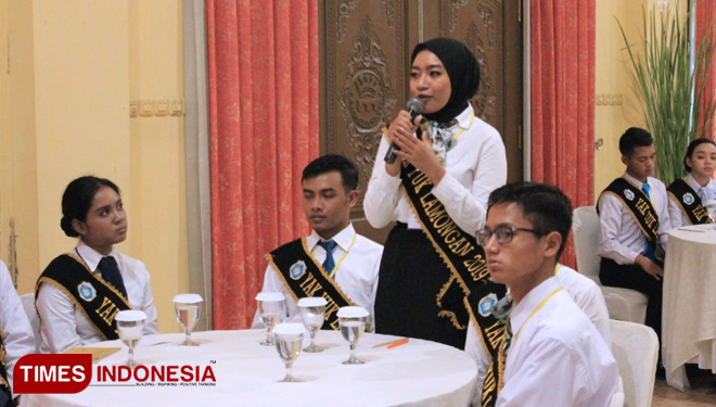 Salah satu kontestan Yuk menyampaikan gagasannya dalam audiensi Yak Yuk 2019 di Hall Hotel Mahkota Lamongan, Kamis (22/8/2019). (FOTO: MFA Rohmatillah/TIMES Indonesia)