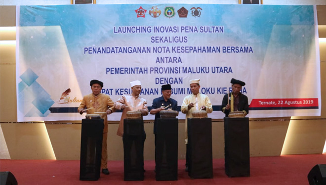 Launching Pena Sultan dan MoU ditandai dengan pemukulan tifa oleh Gubernur (tengah) dan perwakilan 4 kesultanan. (Foto: Naci) 