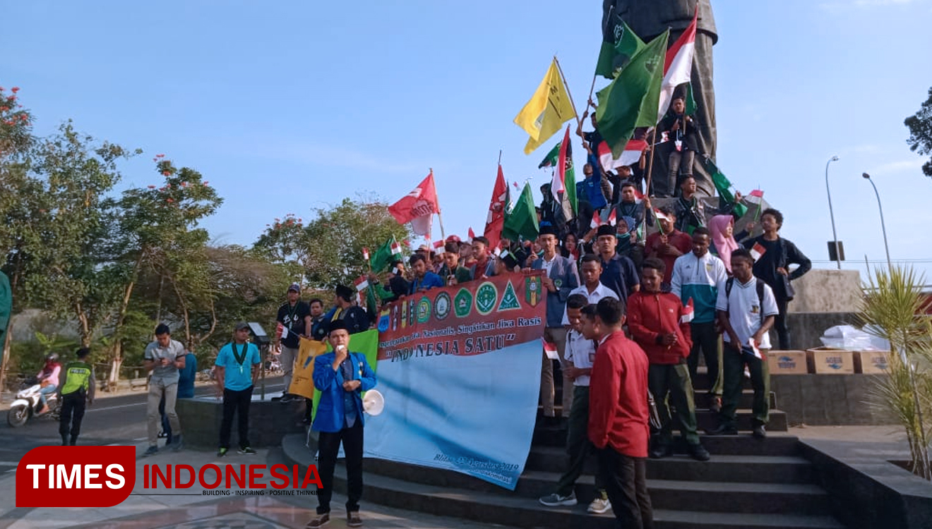 Aksi Damai oleh Organisasi Mahasiswa Ekstra Kampus (OMEK) dan Organisasi Kepemudaan (OKP) se Blitar Raya di depan patung Bung Karno di pertigaan Herlingga Kota Blitar, Kamis (22/8/2019). (Foto: Sholeh/IMES Indonesia)