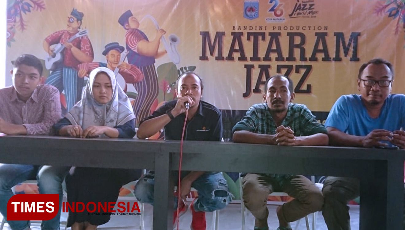 Founder Bandini Jazz World Musik, Imam Sofian (Tengah) saat memberi keterangan kepada awak media mengenai pelaksanaan Mataram Jazz 2019. (FOTO: Anugrah Dany/TIMES Indonesia)