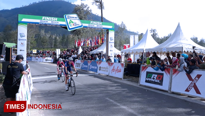Pembalap Tour De Indonesia 2019 memasuki garis finish di etape empat Paltuding, Ijen, Banyuwangi. (FOTO: Roghib Mabrur/TIMES Indonesia)
