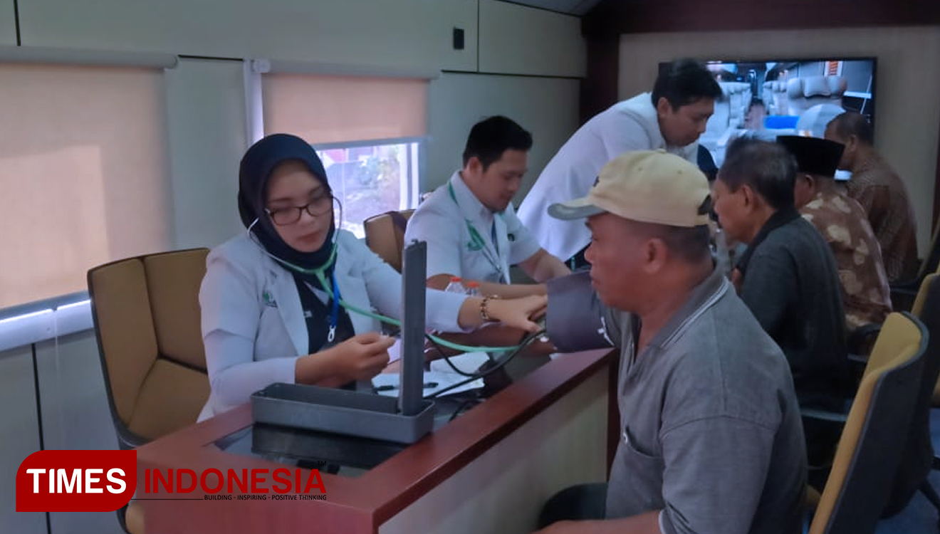 Petugas kesehatan PT KAI Daop 7 Madiun sigap memeriksa kesehatan pasien di gerbong kesehatan. (Foto: Ardian Febri Tri Handoko/TIMES Indonesia) 