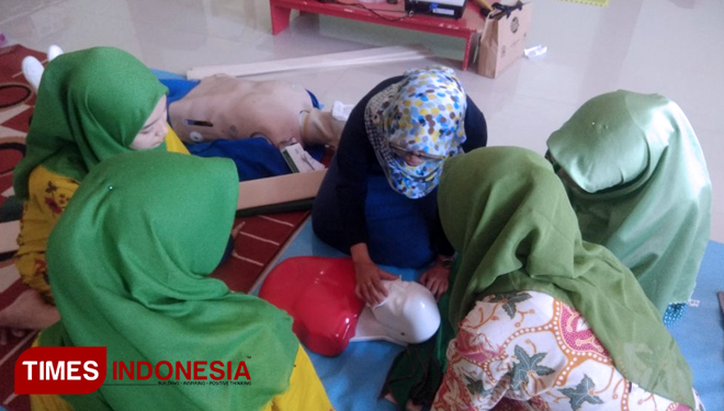 Peserta Pelatihan Pertolongan Pertama pada Kecelakaan dari SD Khadijah Pandegiling tengah melakukan praktik pertolongan pada pasien. (16/8). (FOTO: AJP TIMES Indonesia)