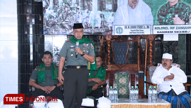 Danrem 083/Bdj Kolonel Inf Zainuddin saat mengisi Wawasan Kebangsaan di Ponpes Syarifuddin, Lumajang. (FOTO: Penrem 083/Bdj for TIMES Indonesia)
