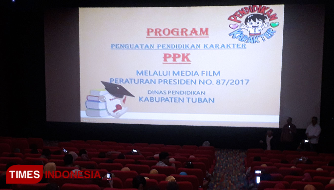 Ratusan Kepala Sekolah tingkat SD dan SMP baik Negeri maupun Swasta di Kabupaten Tuban, saat menonton bersama film Ayu Anak Titipan Surga di gedung bioskop NSC Tuban, Kamis, (22/08/2019). (Foto: Achmad Choirudin/TIMES Indonesia)