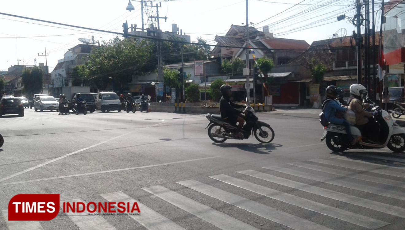 Dishub Kota Madiun terapkan rekayasa lalu lintas di simpang empat Jalan Bali. (Foto: Ito Wahyu Utomo/TIMESIndonesia)