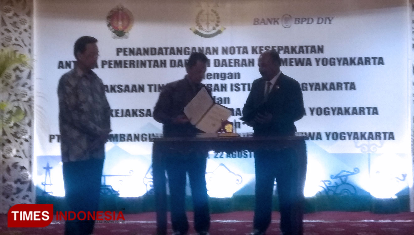 Gubernur DIY, Sri Sultan Hamengku Buwono X bersama Kajati DIY Erbagtyo Rohan, S.H., M.H. menandatangani MoU di  Kompleks Kepatihan, Yogyakarta, Kamis (22/8/2019). (FOTO: Dwijo Suyono/TIMES Indonesia)