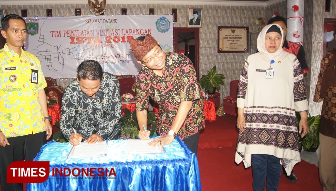 Ketua Tim Juri ISTA 2019 Profesor Dr Riant Nugroho MSi saat menandatangani berita acara penjurian (foto: Binar Gumilang/TIMES Indonesia)