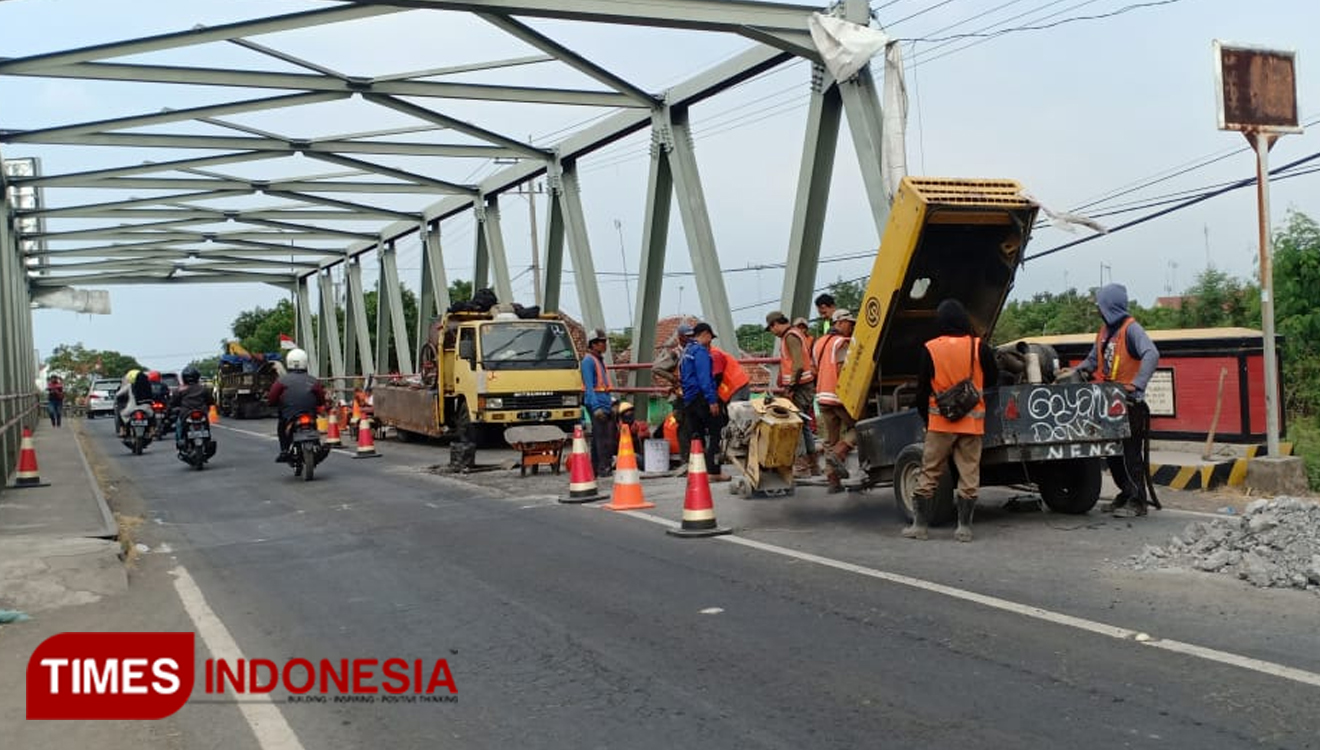 Perbaikan jembatan Pajarakan, Kabupaten Probolinggo. (FOTO: Dicko W/TIMES Indonesia)