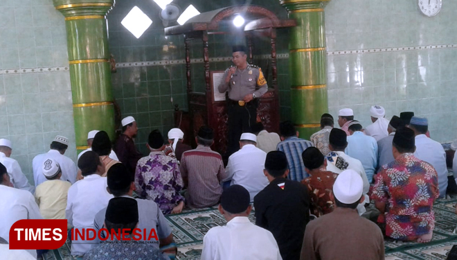 Kompol Jalaludin, SH. Kabag ops Polres Pamekasan, saat memberikan pesan Kamtibmas di hadapan para jamaah Masjid Nurul Huda, Desa Laden. (FOTO: Akhmad Syafi'i/TIMES Indonesia)