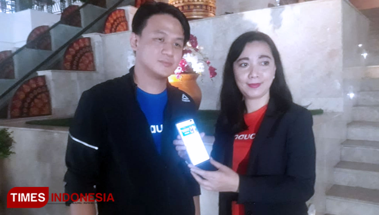 President Director PT Astra Welab Digital Arta, Rina Apriana (kanan) bersama dengan Marketing Director MauCash Daniel Hartono. (foto: Imadudin M/TIMES Indonesia)
