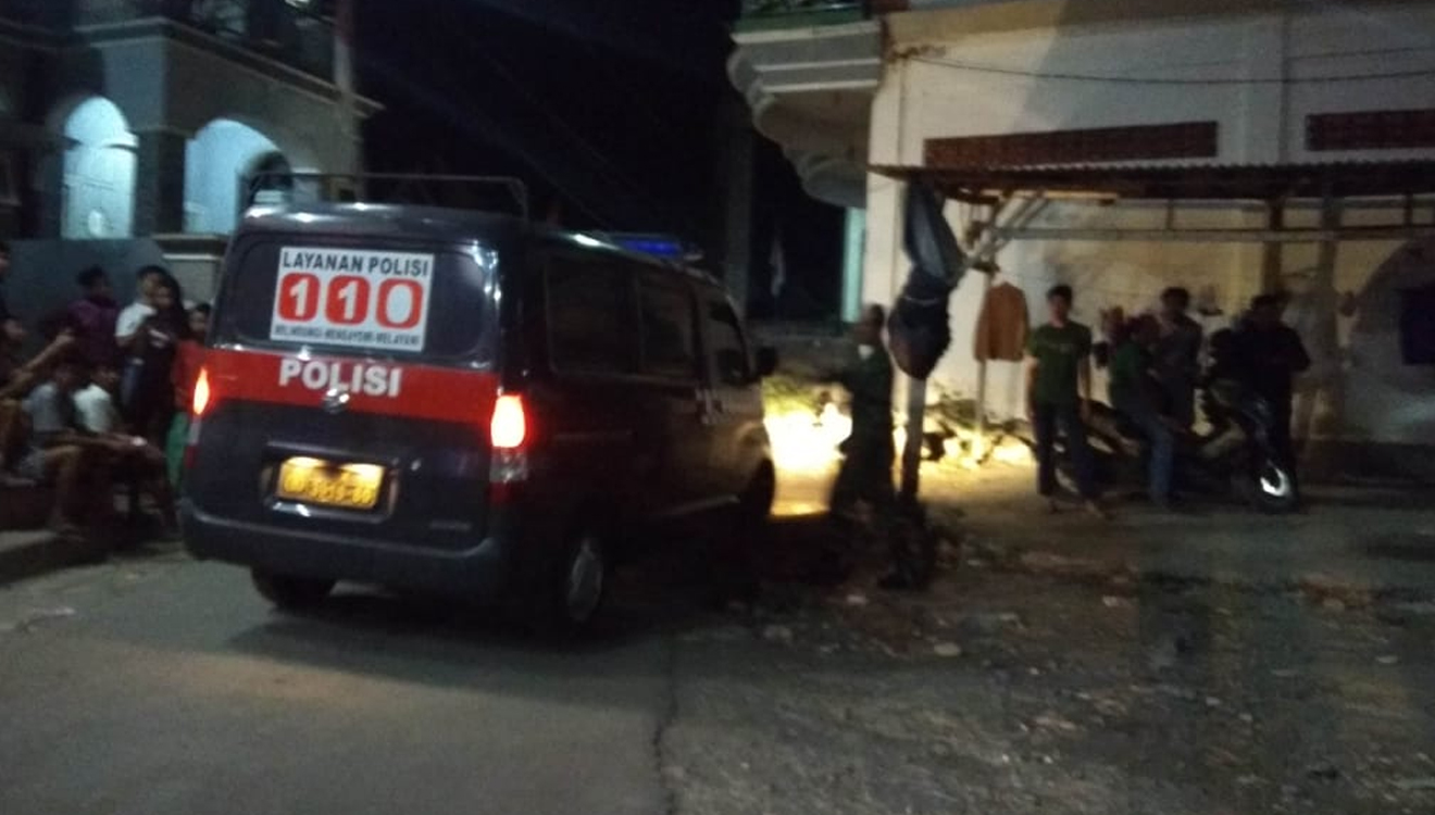 Mobil polisi berada di dekat rumah kontrakan tempa terduga teroris diamankan. (FOTO: Istimewa)
