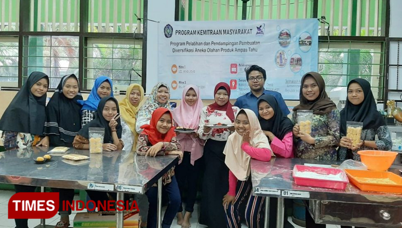 Kegiatan kelompok ibu rumah tangga dalam pelatihan pengolahan ampas tahu menjadi produk bernilai ekonomis oleh Tim PKM Universitas Muhammadiyah Jember. (foto: Humas Unmuh Jember)