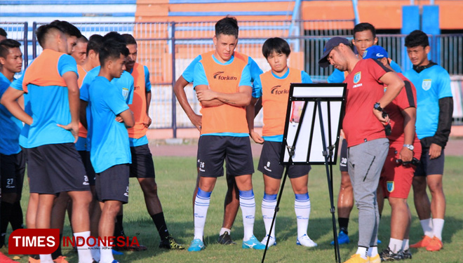 Nil Maizar memberikan arahan kepada pemainnya dalam sesi latihan di Stadion Surajaya, (FOTO: MFA Rohmatillah/TIMES Indonesia)