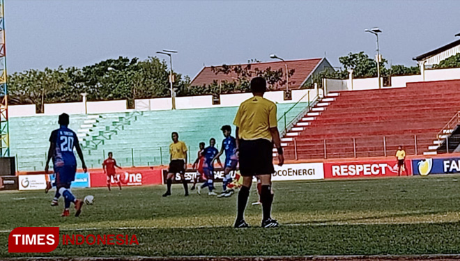 Pertandingan antara Persis Solo dan Mitra Kukar di Stadion Wilis, Madiun, Jumat (23/8/2019). (FOTO: Marhaban/TIMES Indonesia)