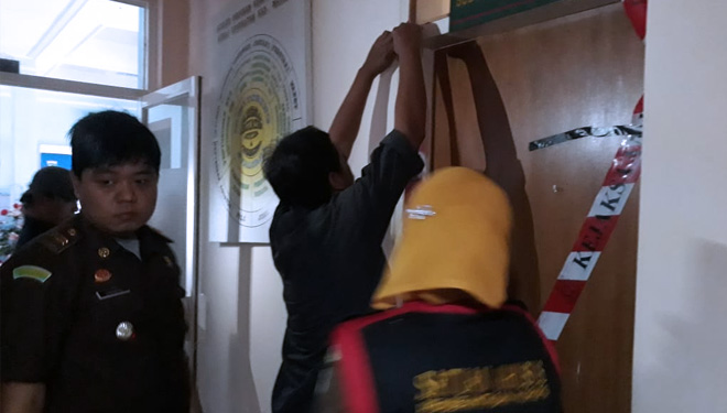 Petugas Kejari Kabupaten Malang saat menyegel ruangan tersangka YC pejabat Dinkes Kabupaten Malang (FOTO: Istiemwa)