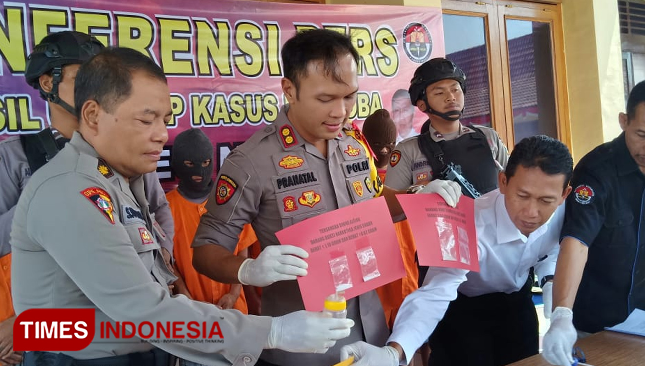 Kapolres Ngawi AKBP MB. Pranatal Hutajulu menunjukkan barang bukti narkoba. (Foto: Ardian Febri Tri H/TIMESIndonesia)