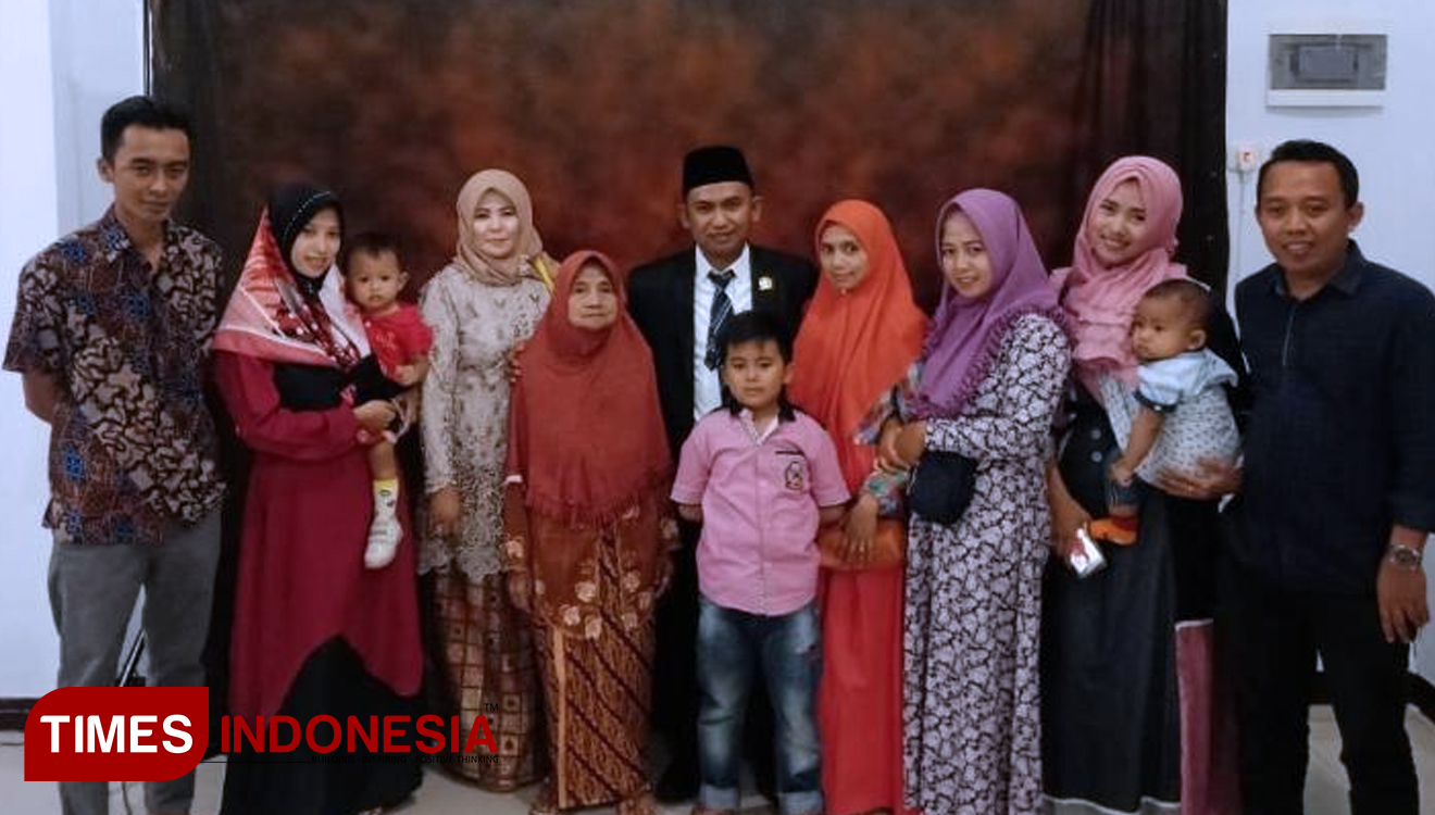 H Syamsul Tahar anggota DPRD dari Partai PKB  bersama keluarga besar saat dilantik di Gedung DPRD Bondowoso (FOTO: Moh Bahri/TIMES Indonesia)
