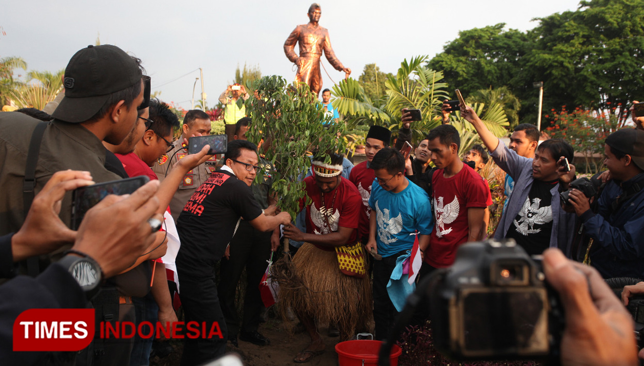 Tanam Pohon Perdamaian, bentuk merawat pedamaian di bumi NKRI dalam acara Malang Tunggal Ika, Jumat (23/8/2019). (FOTO: Ryan/TIMES Indonesia)