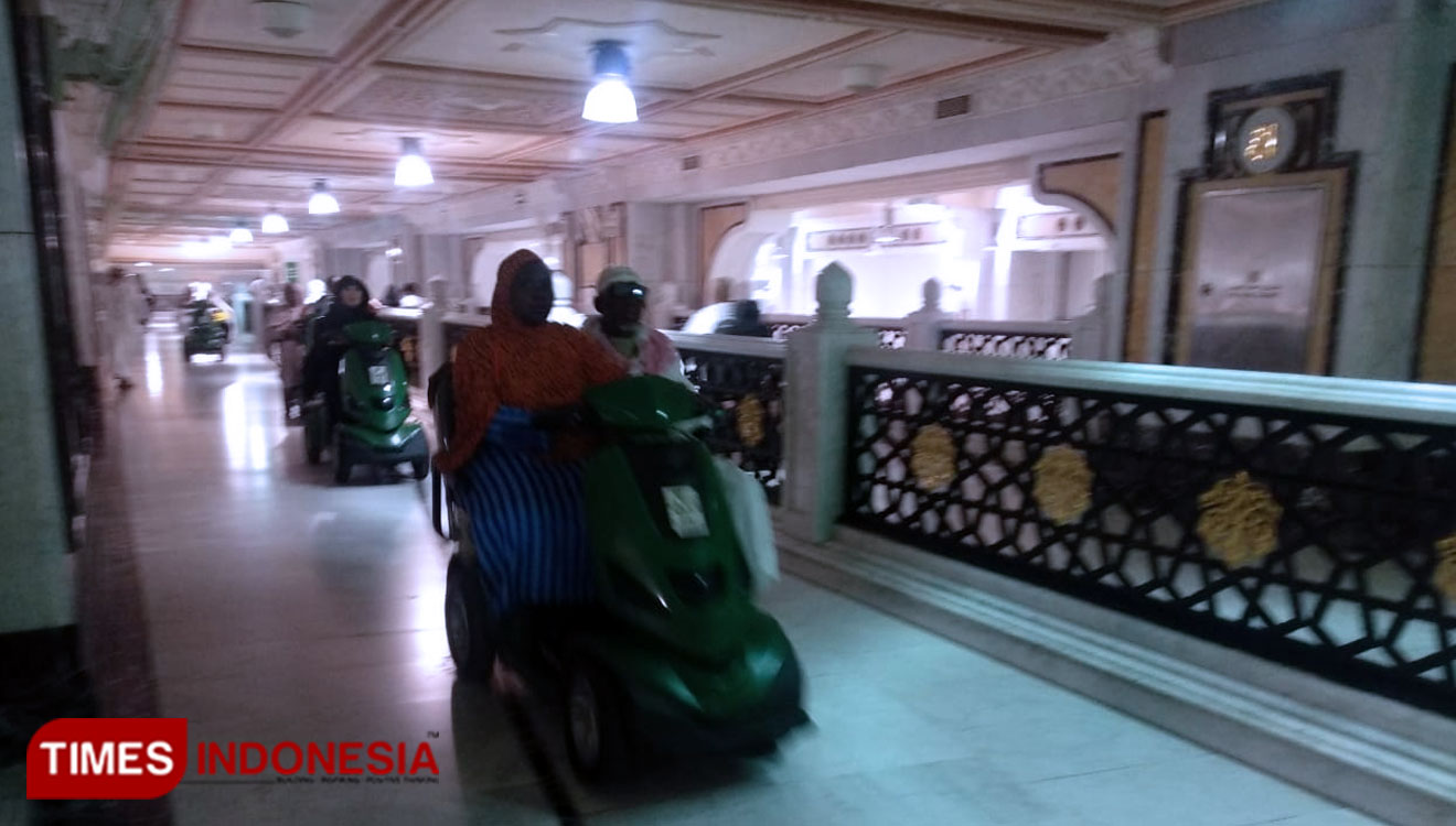 Jemaah haji Indonesia melaksanakan Tawaf dengan mengendarai skuter listrik di Masjidil Haram. (FOTO: Basuni for TIMES Indonesia)