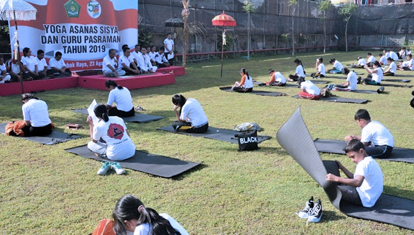 Kanwil Kemenag NTB melakukan senam Yoga bersama bersama umat Hindu se Lombok.  (Foto: Istimewa) 