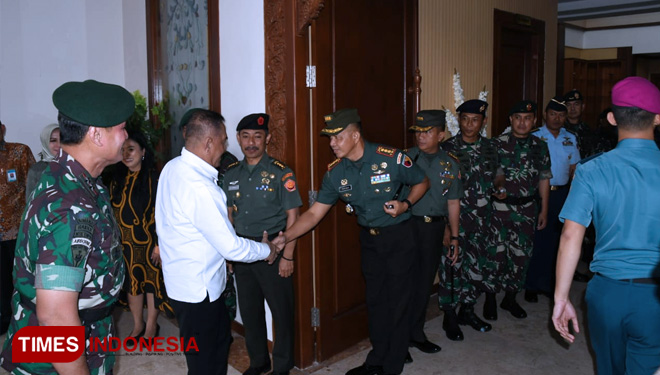 Danrem 083/Bdj Kolonel Inf Zainuddin saat menyambut Menhan RI. (FOTO: Penrem 083/Bdj for TIMES Indonesia)