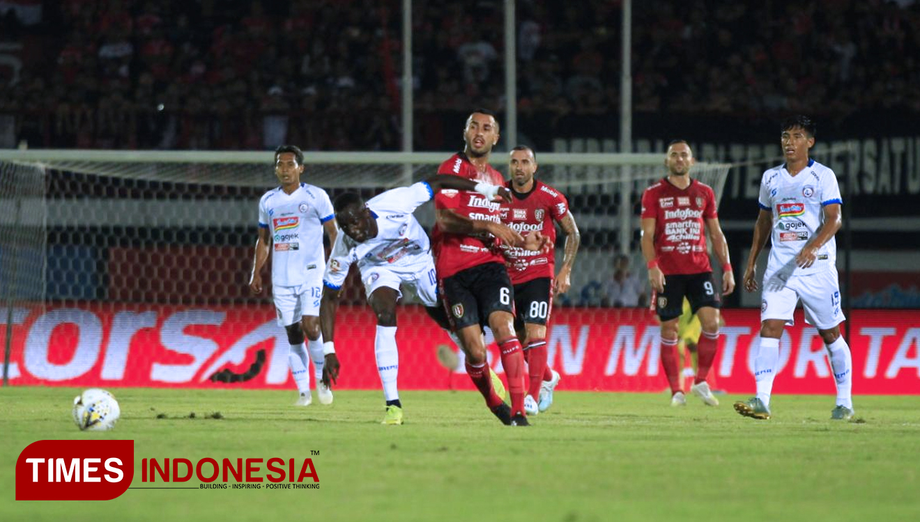 Arema FC sementara tertinggal atas Bali United dengan skor 1-0, Sabtu (24/8/2019). (FOTO: Tria Adha/TIMES Indonesia)