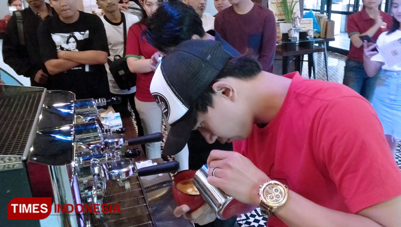 Penampilan salah satu peserta kompetisi Latte Art Jember Barista Fun Battle #2 di Meotel Jember, Sabtu (24/8/2019). (foto: Dody Bayu Prasetyo/TIMES Indonesia)