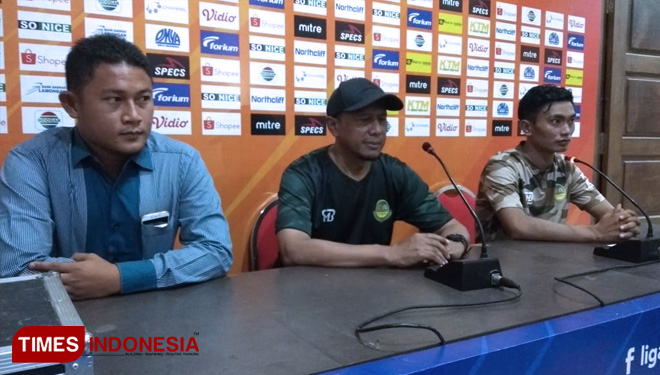 Pelatih Tira Persikabo, Rahmad Darmawan (tengah) memberikan komentarnya dalam sesi konferensi pers jelang pertamdingan kontra Persela, Sabtu (24/8/2019). (FOTO: MFA Rohmatillah/TIMES Indonesia)