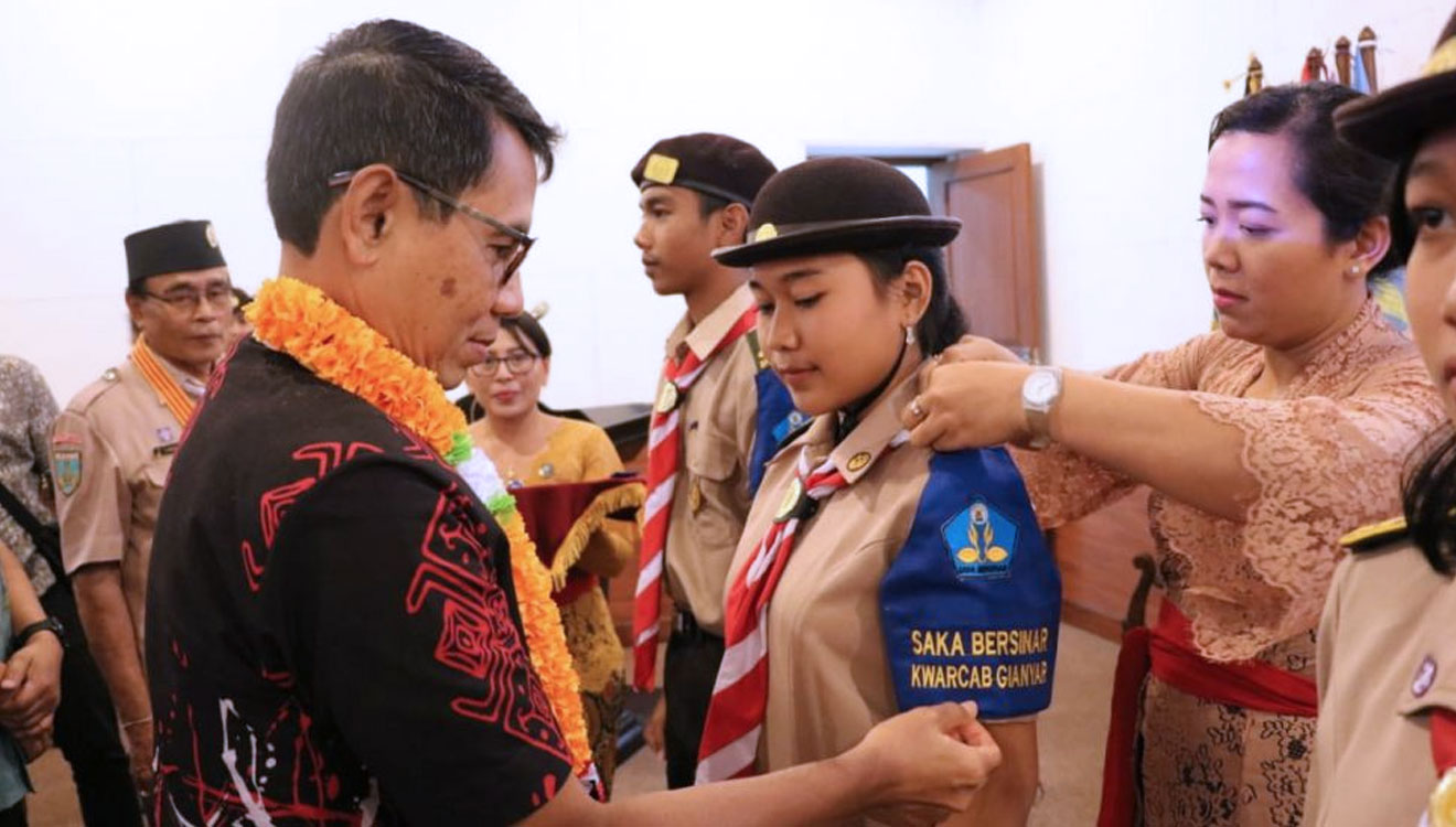 SESTAMA BNN RI secara simbolik memasangkan badge Saka Bersinar