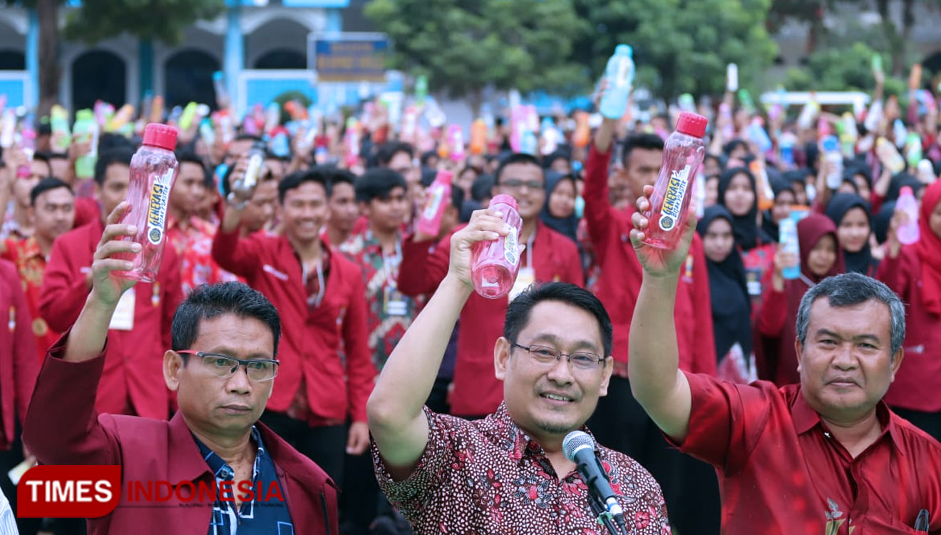 Dr Anjar Nugroho (Tengah) di dampingi Wakil Rektor Bidang Kemahasiswaan, Ir Aman Suyadi (kanan) bersama ribuan mahasiswa mendeklarasikan UMP Deklarasi Generasi Bijak Plastik. (FOTO: Humas UMP for TIMES Indonesia