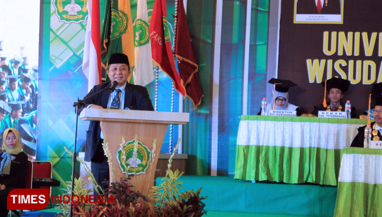 Ketua Lembaga Layanan Pendidikan Tinggi (LLDIKTI) Wilayah VII, Prof Dr Ir Soeprapto, DEA, saat menghadiri Wisuda Unisla, Sabtu (24/8/2019). (FOTO: MFA Rohmatillah/TIMES Indonesia)