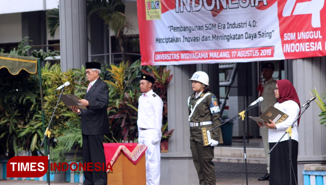 Ketua YPPIWM (Prof. A. Mukhtie Fadjar, SH.,MS.) sebagai Inspektur Upacara HUT RI ke-74 di Halaman Kampus II UWG. (FOTO: AJP TIMES Indonesia)