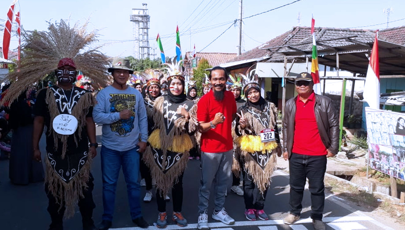 Kampanye Keberagaman Warga di Gresik Pawai Pakai Baju Kampanye Keberagaman Warga di Gresik Pawai Pakai Baju