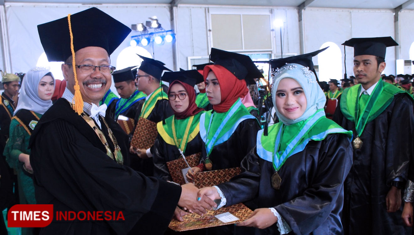 Rektor Unisla, Bambang Eko Muljono memberikan penghargaan kepada salah satu wisudawan terbaik, Sabtu (24/8/2019). (Foto: MFA Rohmatillah/TIMES Indonesia)