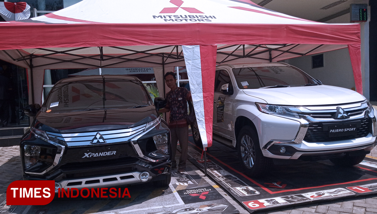 Dua unit produk XPander dan Pajero Sport dipajang di depan dealer Sun Star Motor, Sabtu (24/08/2019). (Foto: Safuwan/TIMES Indonesia)