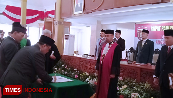 Perwakilan anggota DPRD Ngawi menandatangani sumpah janji saat pelantikan di Pendapa Wedya Graha. (FOTO: Ardian Febri Tri H/TIMES Indonesia) 