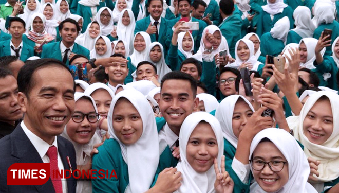 Keceriaan mahasiwa Unisma Malang saat selfie bersama Presiden RI Joko Widodo. (FOTO: AJP TIMES Indonesia)