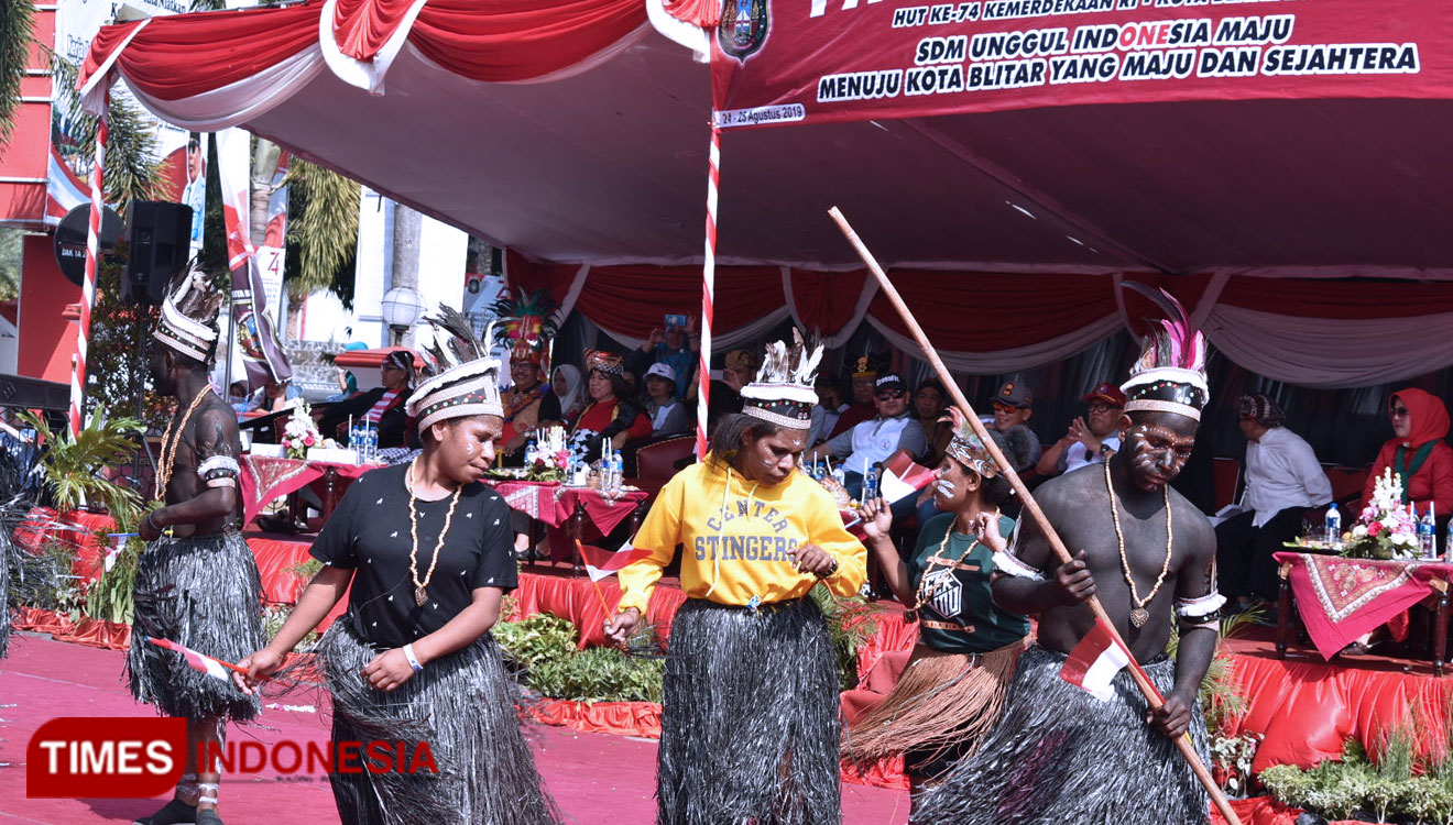 Pelajar SMK Katolik Diponegoro Kota Blitar asal Papua sedang tampil dihadapan Plt Wali Kota Blitar pada Pawai Kebangsaan, Sabtu (24/8/2019).( Foto: Sholeh/ TIMES Indonesia)