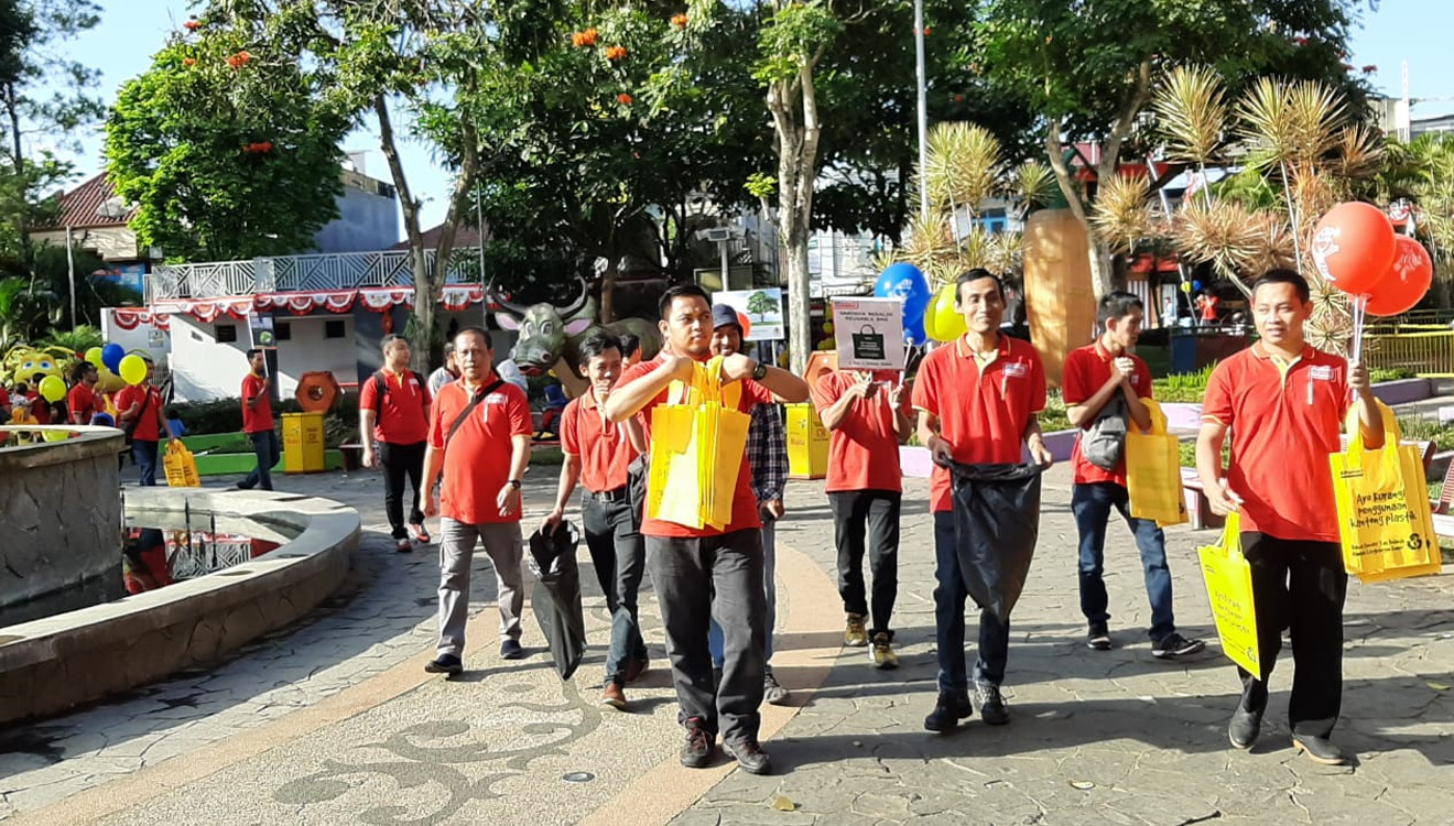 Personel Alfamart saat kampanye program Bersihin Indonesia. (Foto: Istimewa)