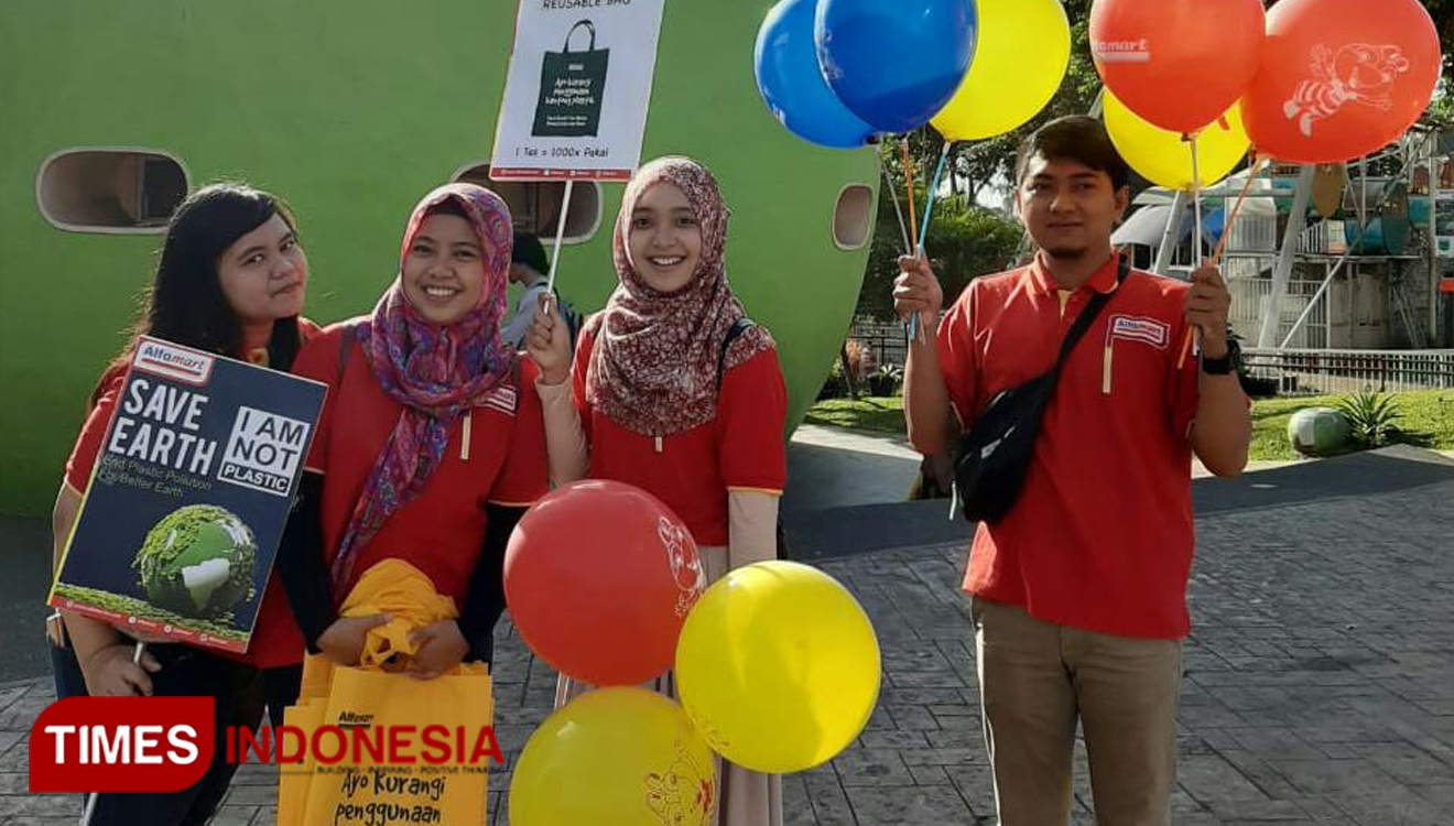 Karyawan Alfamart kampanye Bersihin Indonesia di Alun-Alun Kota Batu, Minggu pagi tadi. (foto: Times Indonesia Network)
