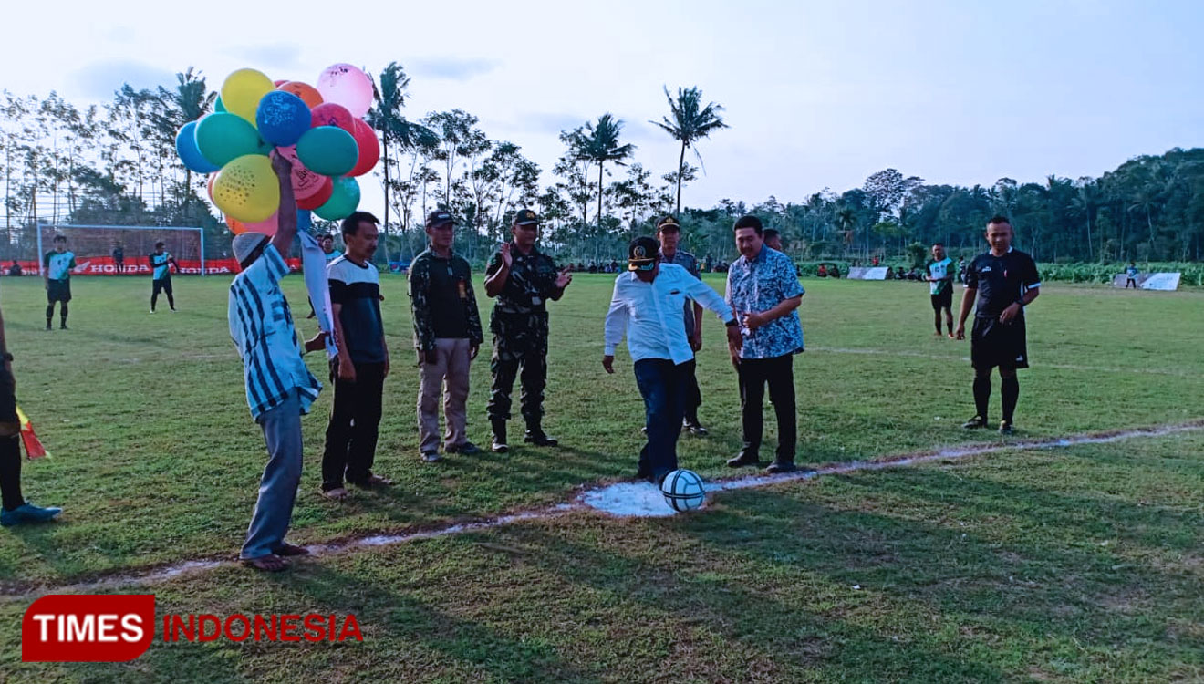 Anggota DPRD Bondowoso Ali Mansur saat menendang bola, sebagai simbol dibukanya turnamen Garuda Cup I Tahun 2019. (FOTO: Moh Bahri/TIMES Indonesia)