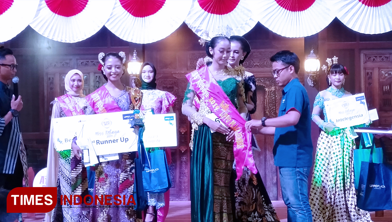 Indira Riza saat menerima selempang dan mahkota Miss Kebaya 2019 Lippo Plaza Jember, Sabtu (24/8/2019) malam. (foto: Dody Bayu Prasetyo/TIMES Indonesia)