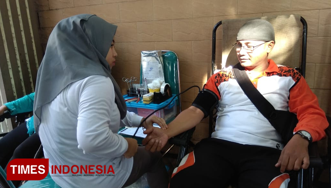 Suasana saat masyarakat Kecamatan Mojoagung dalam agenda donor darah diKlinik Pratama NU Kecamatan mojoagun. (FOTO: Rizki TIMES Indonesia)
