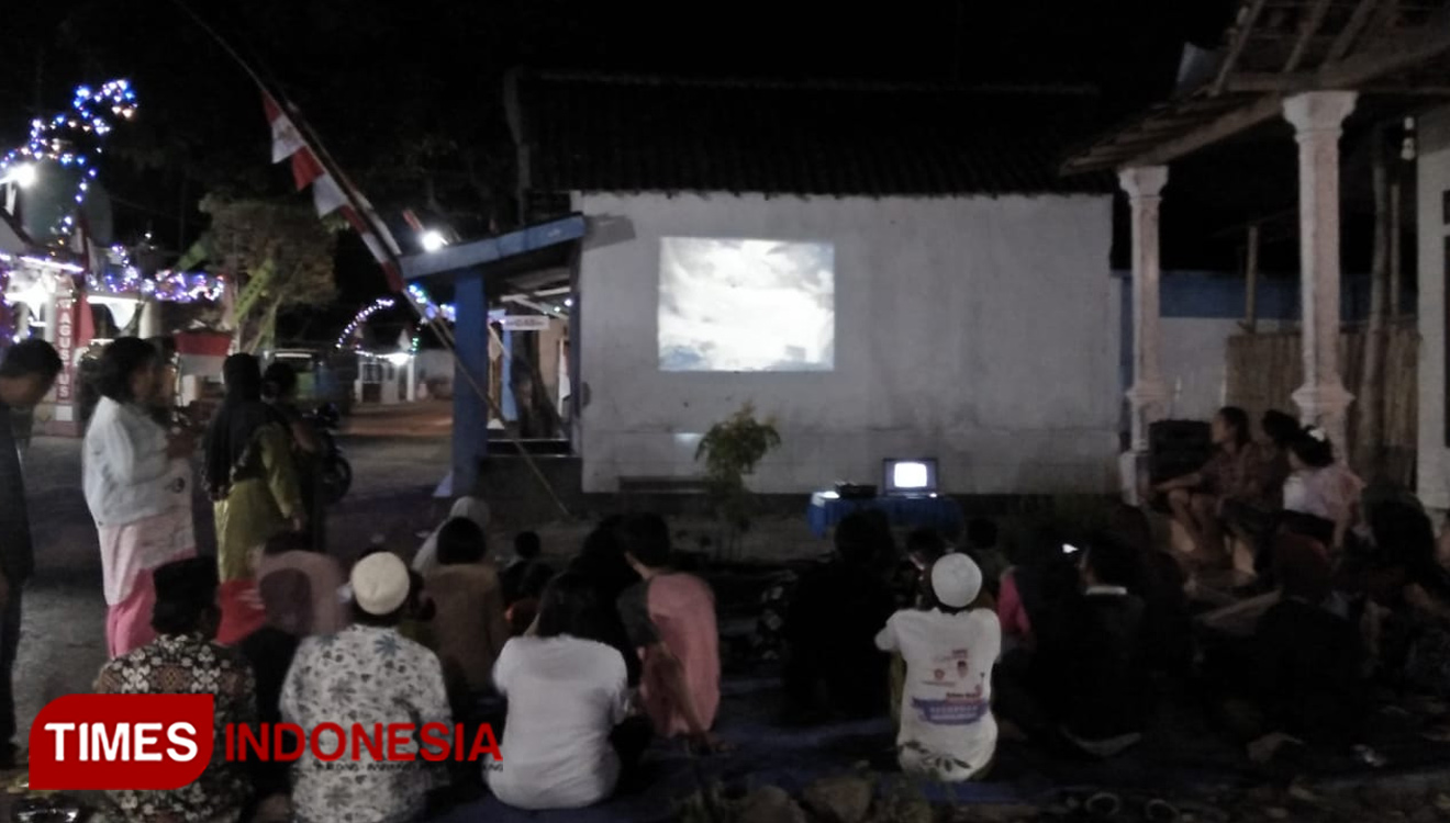 Puluhan warga nonton bareng film G 30 S PKI, di Desa Sumber Katimoho, Kecamatan Krejengan, Kabupaten Probolinggo. (FOTO: Dicko W/TIMES Indonesia)