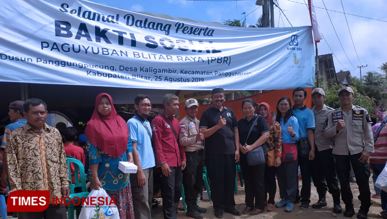 Paguyuban Blitar Foto bersama kepala dinas Sosial Kabupaten Blitar dan warga penerima bantuan, Minggu (25/8/2019). ( Foto: Dinsos Kab. Blitar For Times Indonesia)
