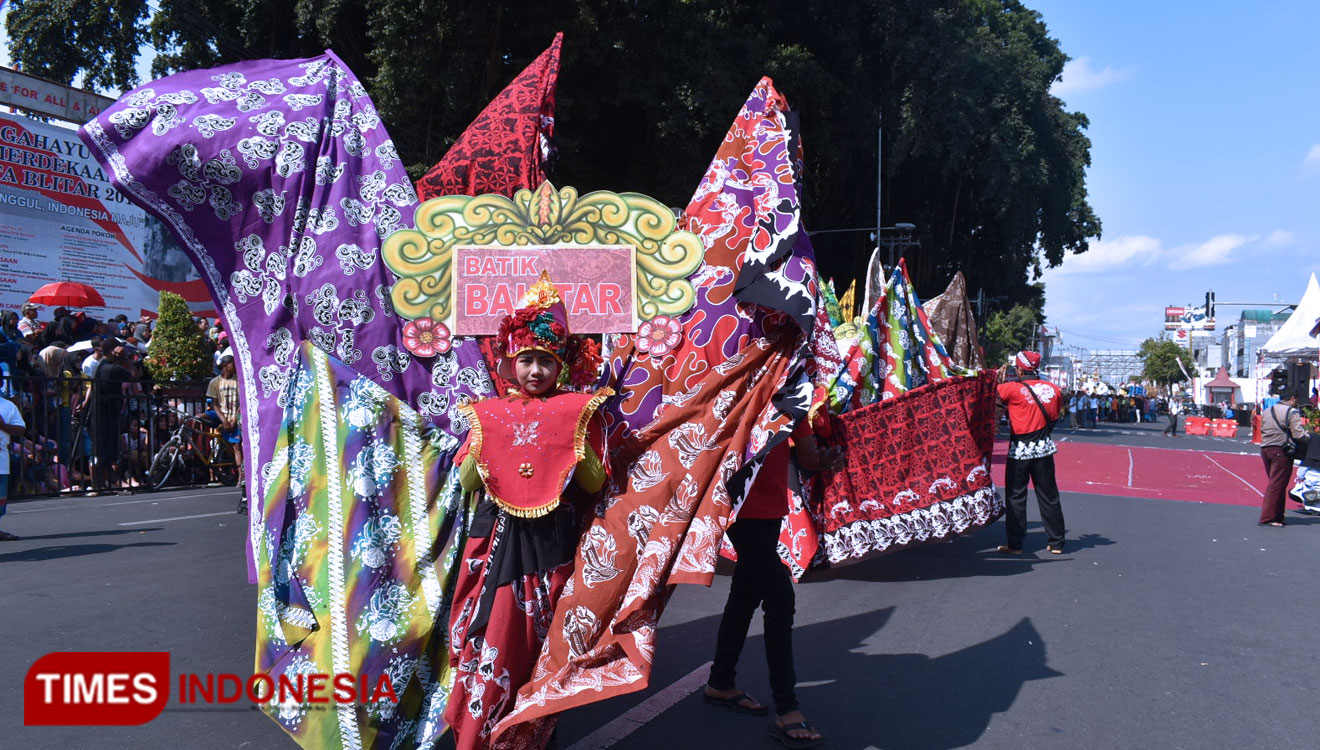 Kelurahan Bendogerit, Kecamatan Sananwetan menampilkan Batik Balitar dalam pawai kebangsaan Kota Blitar, Minggu ( 25/8/2019). ( Foto: Sholeh /TIMES Indonesia)